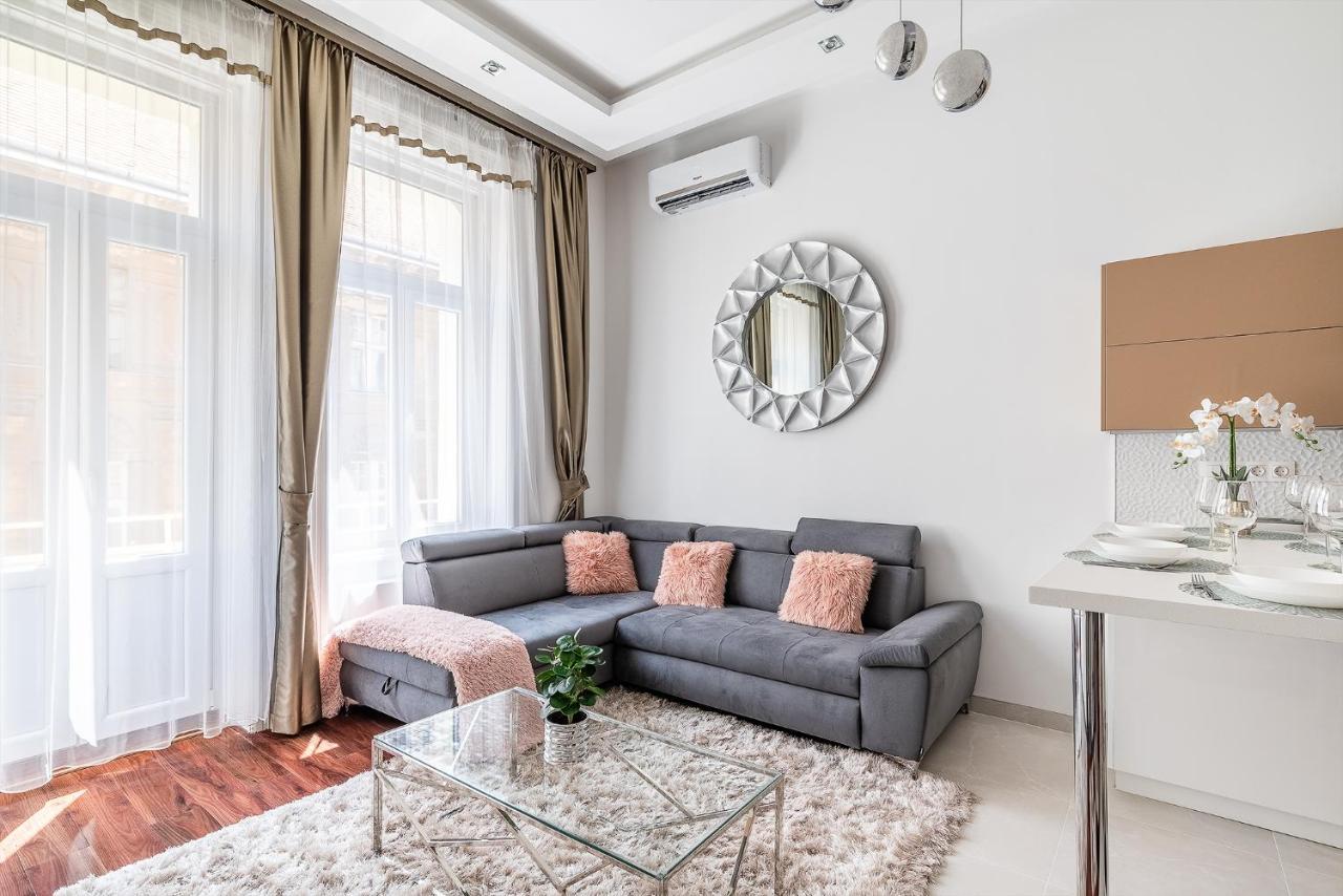 Luxury Apartment With Free Garage And Balcony In The Center Budapest Exteriör bild