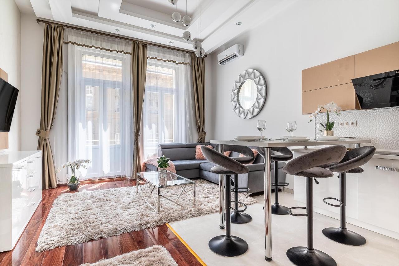 Luxury Apartment With Free Garage And Balcony In The Center Budapest Exteriör bild