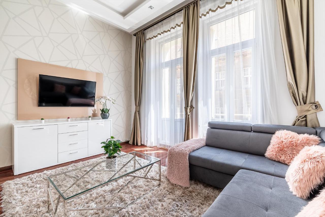 Luxury Apartment With Free Garage And Balcony In The Center Budapest Exteriör bild