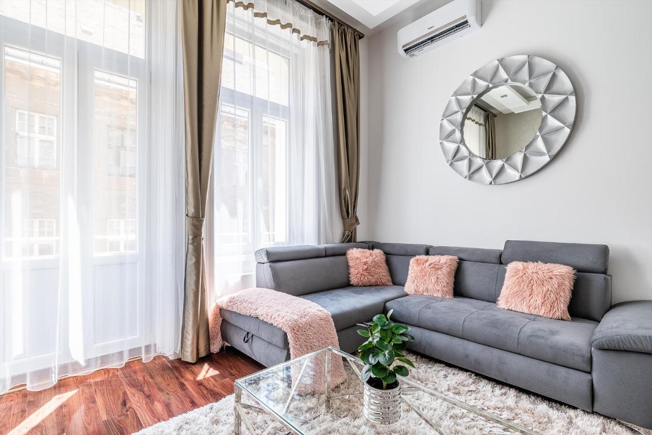 Luxury Apartment With Free Garage And Balcony In The Center Budapest Exteriör bild