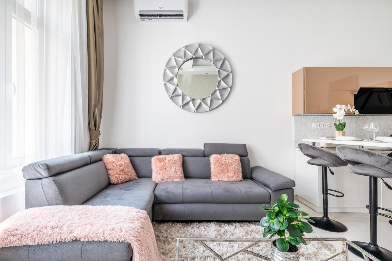 Luxury Apartment With Free Garage And Balcony In The Center Budapest Exteriör bild